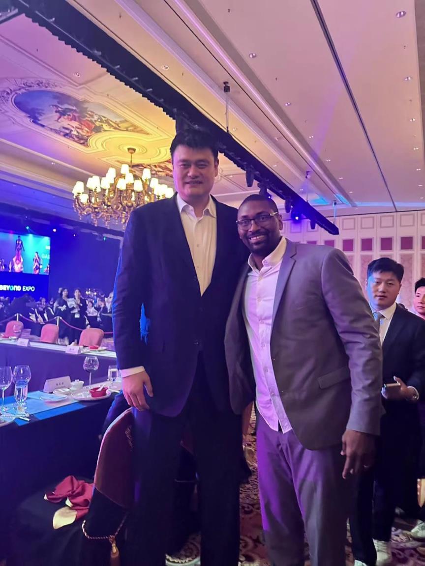阿泰斯特曬與姚明合照：這是我最喜歡的隊(duì)友 姚??！
