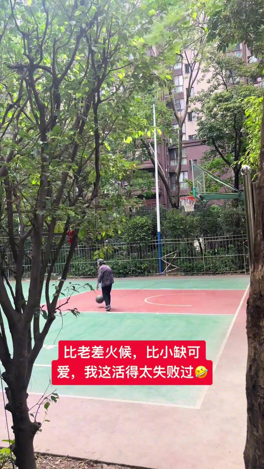 這阿婆單手一投一個準，姜還是老的辣